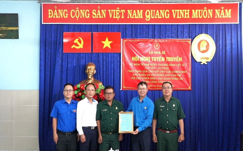 Đoàn công tác PV GAS trao quà tri ân các thương binh, bệnh binh và gia đình chính sách xã Nhà Bè Đoàn công tác PV GAS trao quà tri ân các thương binh, bệnh binh và gia đình chính sách xã Nhà Bè