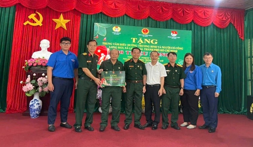 PV GAS thăm hỏi, trao quà tại Trung tâm Điều dưỡng Thương binh và Người có công Long Đất PV GAS thăm hỏi, trao quà tại Trung tâm Điều dưỡng Thương binh và Người có công Long Đất