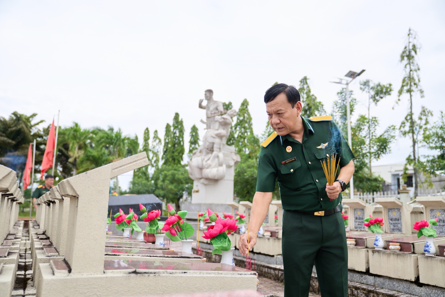 PVCFC dâng hương tưởng niệm các Anh hùng liệt sĩ tại Nghĩa trang Liệt sĩ tỉnh Cà Mau PVCFC tri ân các Anh hùng liệt sĩ tại Nghĩa trang Liệt sĩ tỉnh Cà Mau