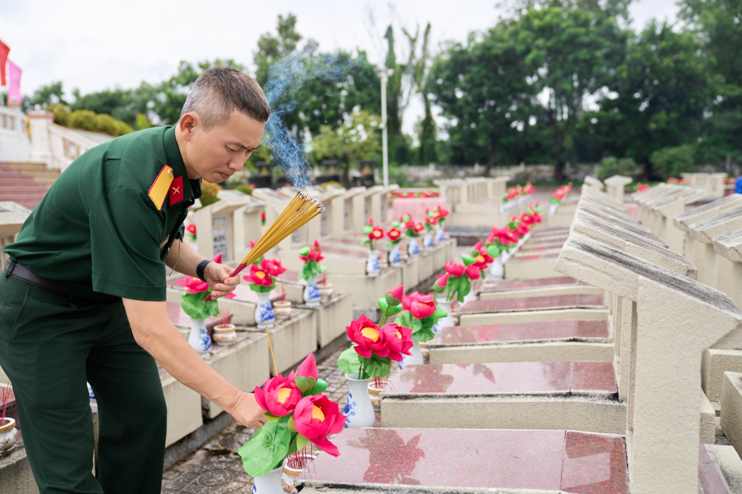 PVCFC dâng hương tưởng niệm các Anh hùng liệt sĩ tại Nghĩa trang Liệt sĩ tỉnh Cà Mau PVCFC tri ân các Anh hùng liệt sĩ tại Nghĩa trang Liệt sĩ tỉnh Cà Mau