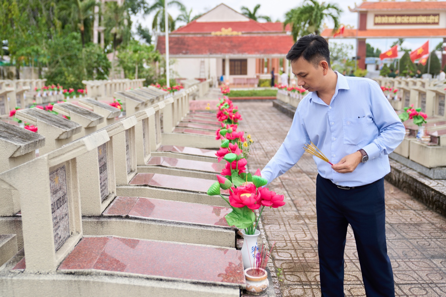 PVCFC dâng hương tưởng niệm các Anh hùng liệt sĩ tại Nghĩa trang Liệt sĩ tỉnh Cà Mau PVCFC tri ân các Anh hùng liệt sĩ tại Nghĩa trang Liệt sĩ tỉnh Cà Mau