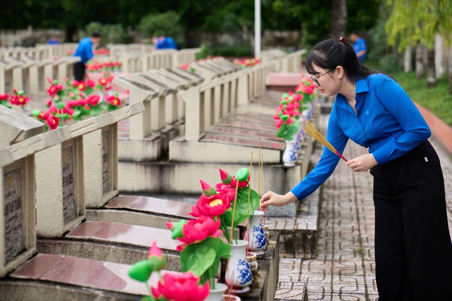 PVCFC dâng hương tưởng niệm các Anh hùng liệt sĩ tại Nghĩa trang Liệt sĩ tỉnh Cà Mau PVCFC tri ân các Anh hùng liệt sĩ tại Nghĩa trang Liệt sĩ tỉnh Cà Mau