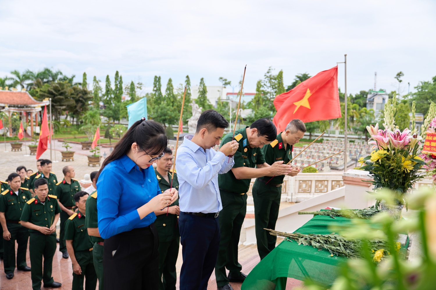 PVCFC tri ân các Anh hùng liệt sĩ tại Nghĩa trang Liệt sĩ tỉnh Cà Mau PVCFC tri ân các Anh hùng liệt sĩ tại Nghĩa trang Liệt sĩ tỉnh Cà Mau