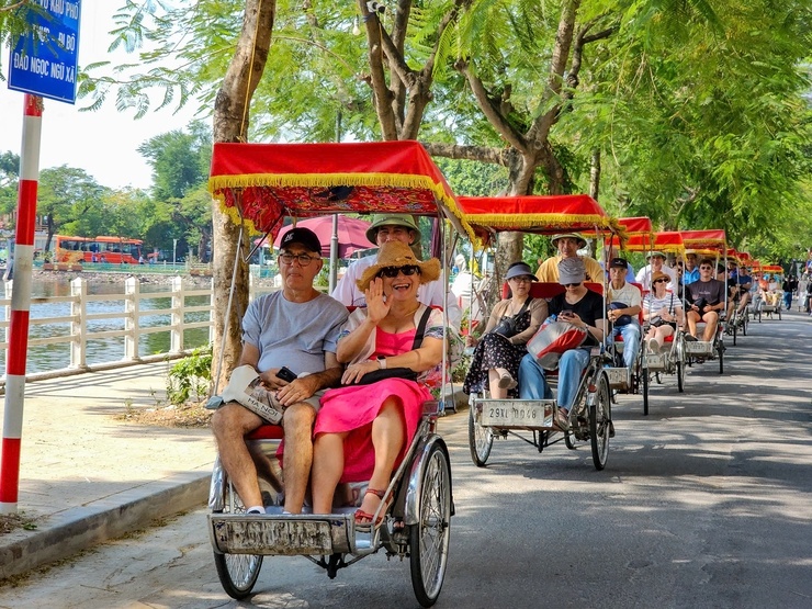Khách quốc tế tham quan, trải nghiệm khu phố Đảo Ngọc - Ngũ Xã, Ba Đình Khách quốc tế tham quan, trải nghiệm khu phố Đảo Ngọc - Ngũ Xã, Ba Đình