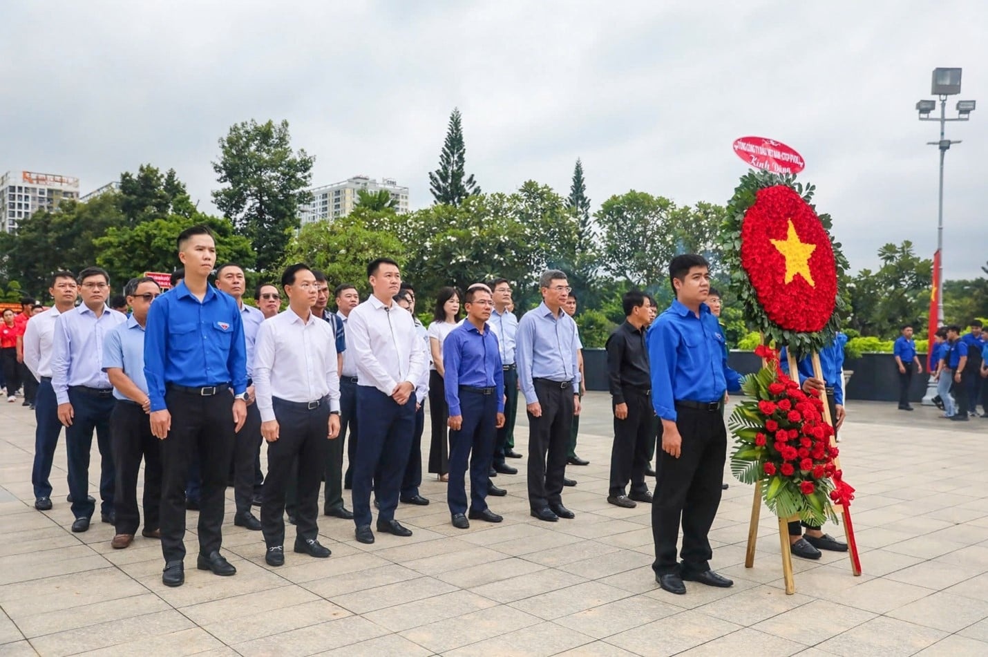 Đoàn đại biểu PVOIL dâng hoa tưởng niệm các Anh hùng liệt sĩ tại Nghĩa trang Liệt sĩ TP. Hồ Chí Minh