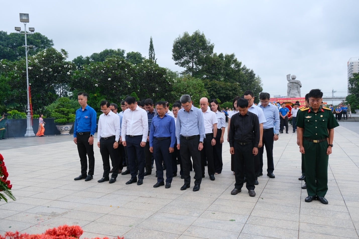 Đoàn đại biểu PVOIL dành phút mặc niệm, tưởng nhớ các Anh hùng liệt sĩ đã anh dũng hy sinh vì độc lập, tự do của Tổ quốc.