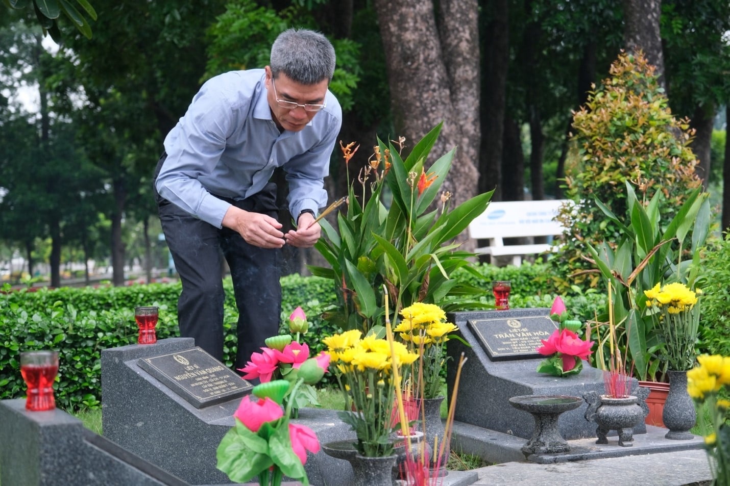 Đồng chí Dương Mạnh Sơn Chủ tịch HĐQT PVOIL dâng hương tưởng niệm các Anh hùng liệt sĩ