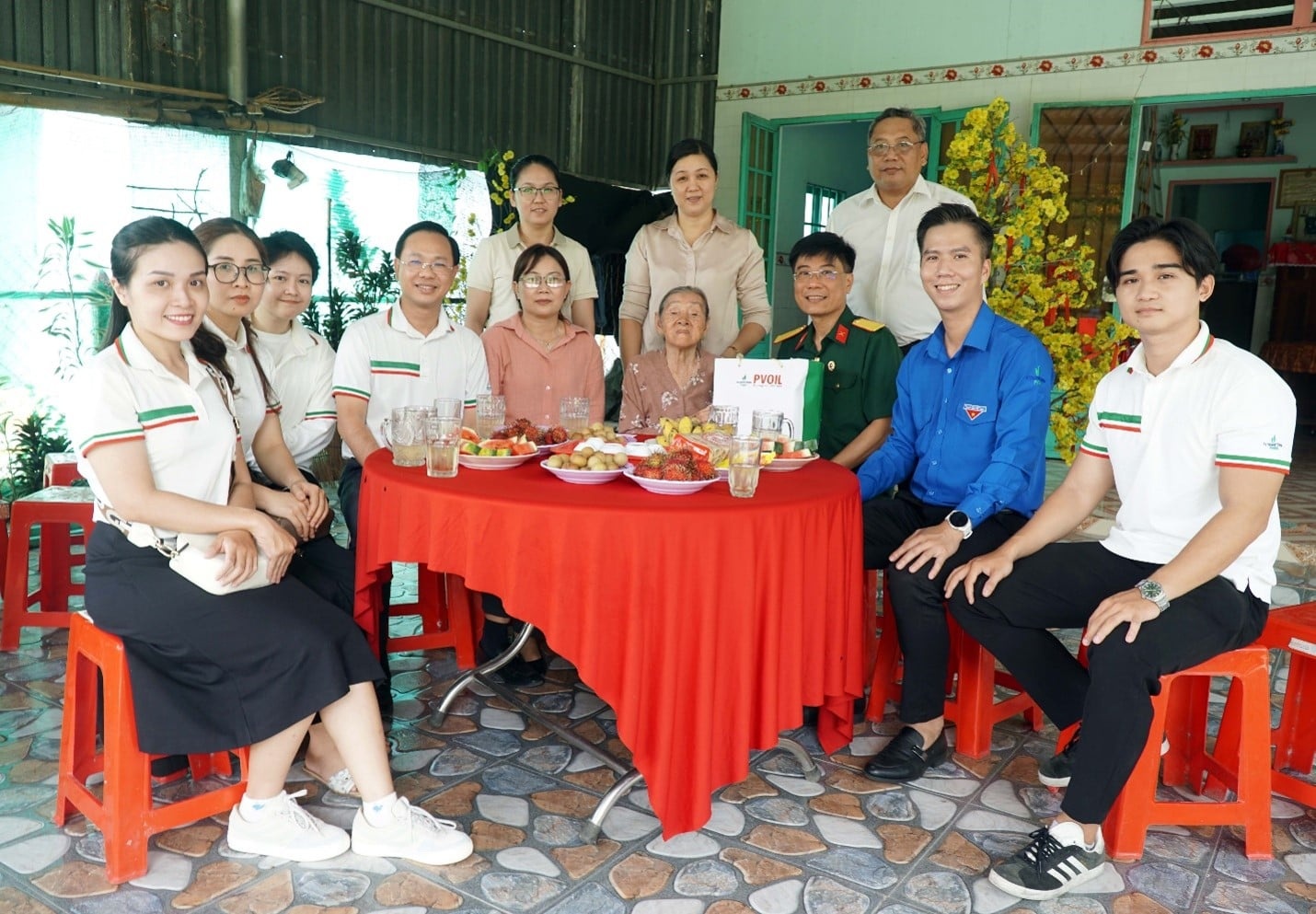 Đoàn công tác PVOIL thăm hỏi, tặng quà Mẹ Việt Nam Anh hùng Lâm Thị Nốp nhân kỷ niệm 79 năm Ngày Thương binh – Liệt sĩ.