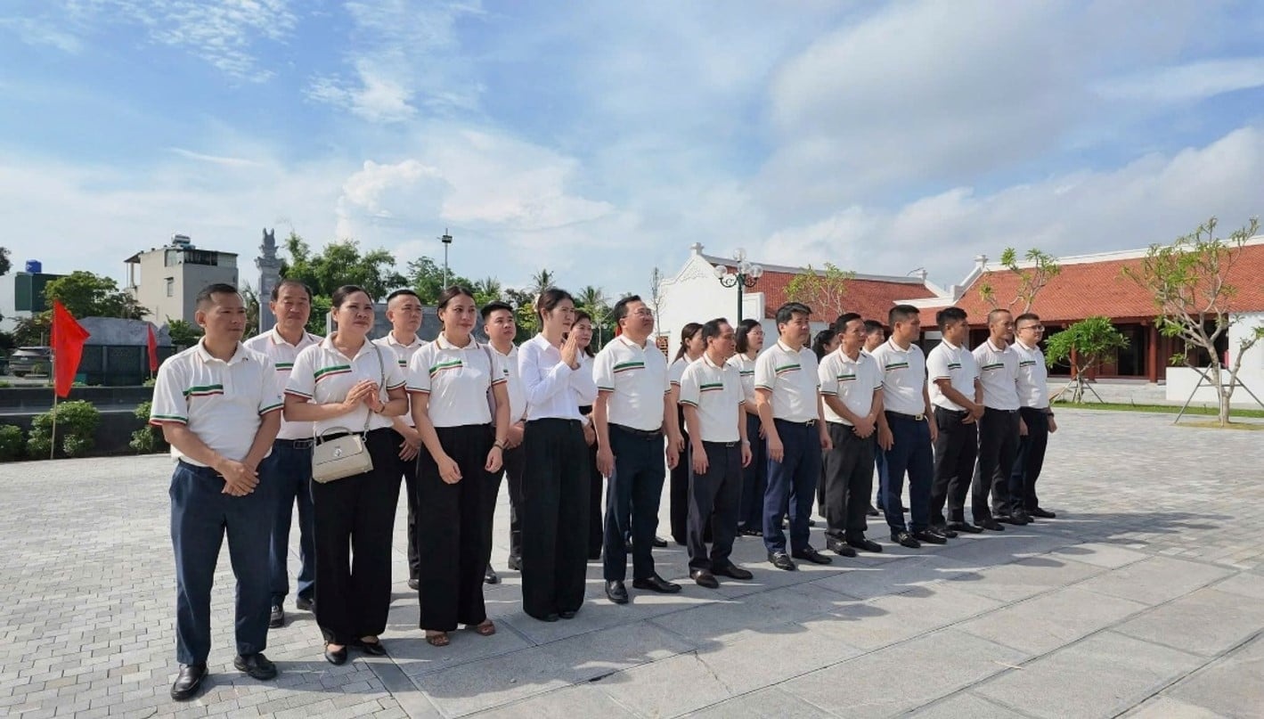 Đoàn PVOIL Thanh Hóa dâng hương tại Nghĩa trang liệt sĩ