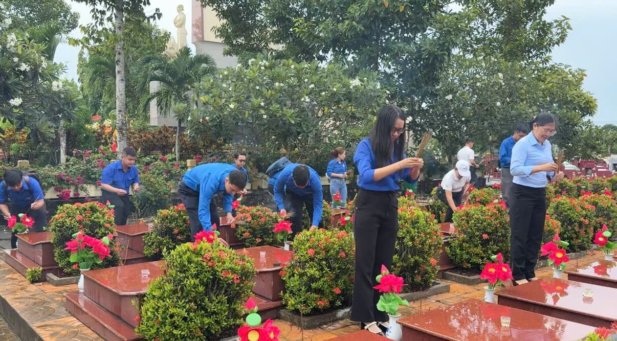 Đoàn Petromekong dâng hương tại Nghĩa trang liệt sĩ.
