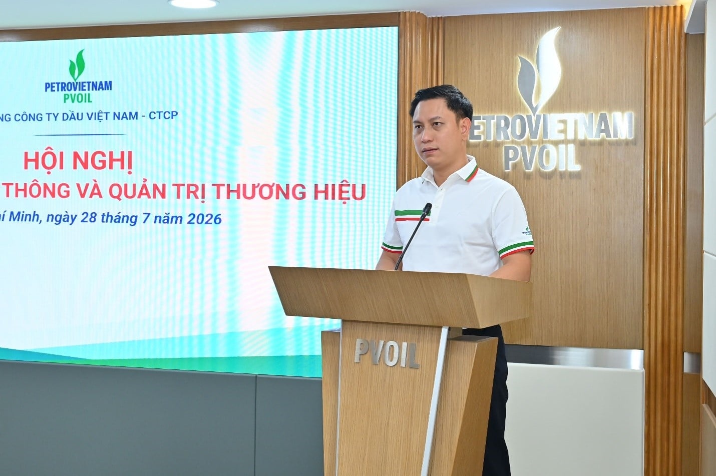 Ông Ngô Ngọc Linh - Phó Chánh Văn phòng giới thiệu về bộ nhận dạng thương hiệu mới
