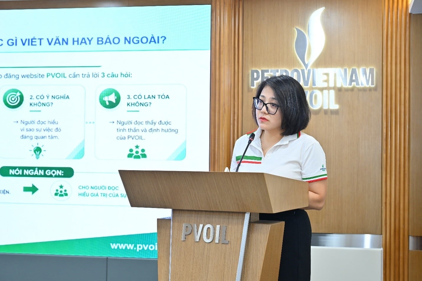 Bà Trần Thị Thúy Hằng - Phòng Truyền thông (Văn phòng TCT) trình bày về cấu trúc tin/ bài