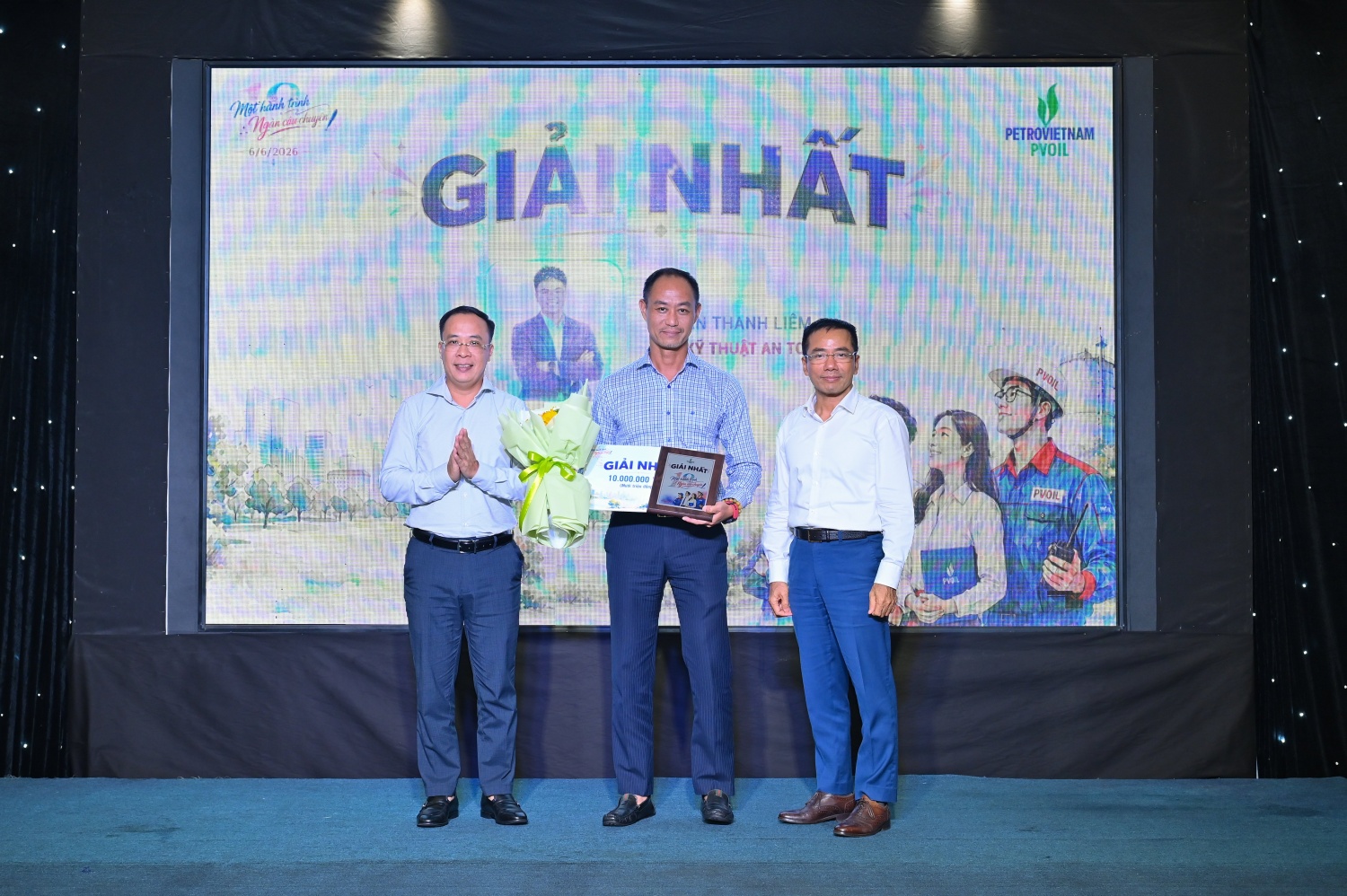 Đại diện tác giả, tác phẩm đạt Giải nhất nhận vinh danh từ Ban lãnh đạo Đại diện tác giả, tác phẩm đạt Giải nhất nhận vinh danh từ Ban lãnh đạo