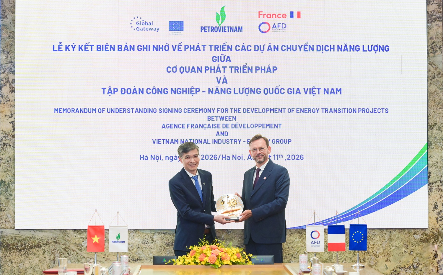 Phó Tổng Giám đốc Petrovietnam Vũ Đào Minh tặng quà lưu niệm cho ông Julien Seillan