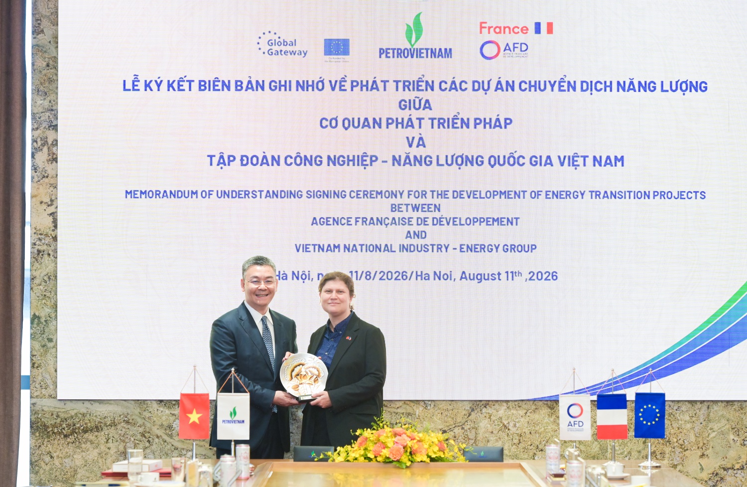 Tổng Giám đốc Petrovietnam Lê Mạnh Cường tặng quà lưu niệm cho bà Marie Keller