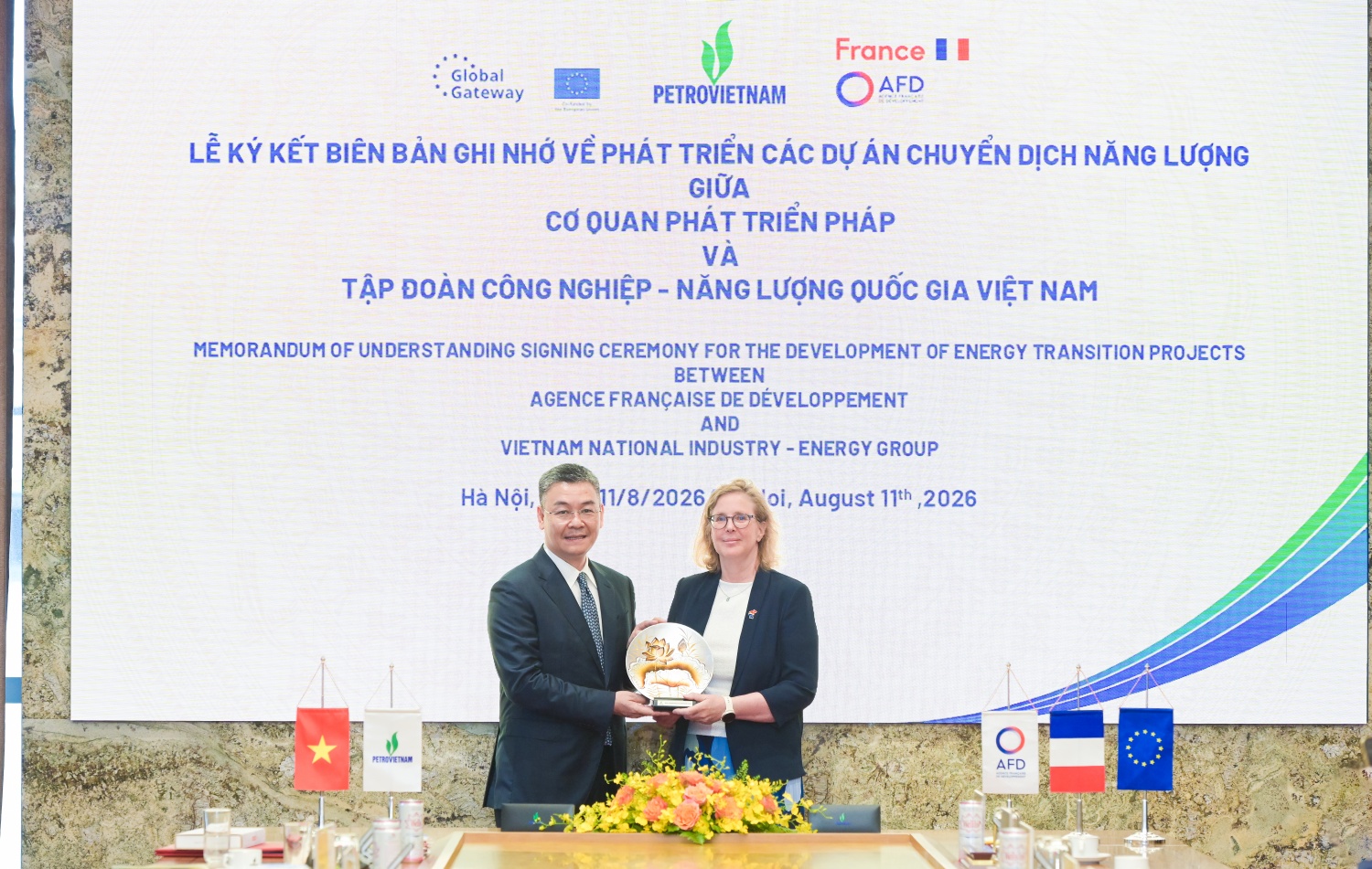 Tổng Giám đốc Petrovietnam Lê Mạnh Cường tặng quà lưu niệm cho bà Kristina Buende