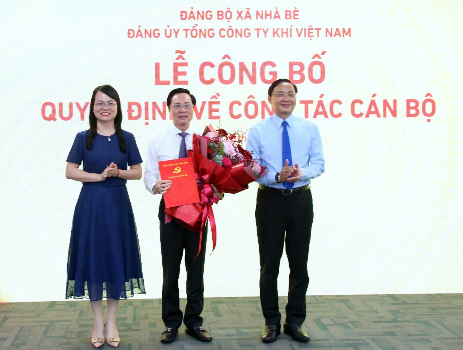 Đồng chí Phan Ngọc Phúc và đồng chí Nguyễn Kiều Thu trao quyết định và chúc mừng đồng chí Bùi Minh Tiến Đồng chí Phan Ngọc Phúc và đồng chí Nguyễn Kiều Thu trao quyết định và chúc mừng đồng chí Bùi Minh Tiến