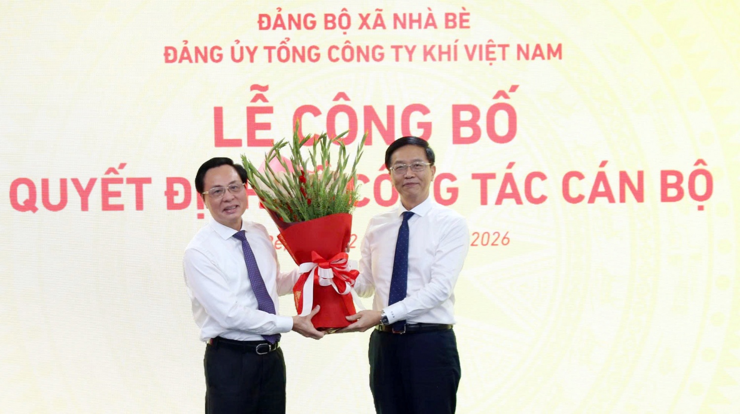 Đồng chí Trần Quang Dũng chúc mừng đồng chí Bùi Minh Tiến Đồng chí Trần Quang Dũng chúc mừng đồng chí Bùi Minh Tiến