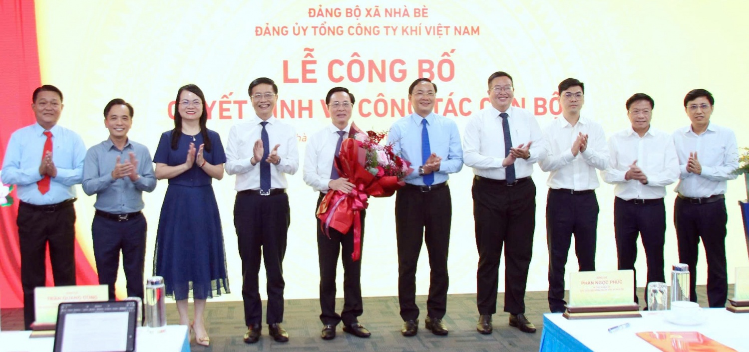 BTV Đảng ủy xã Nhà Bè, đồng chí Trần Quang Dũng và BTV Đảng uỷ PV GAS chúc mừng đồng chí Bùi Minh Tiến. BTV Đảng ủy xã Nhà Bè, đồng chí Trần Quang Dũng và BTV Đảng uỷ PV GAS chúc mừng đồng chí Bùi Minh Tiến.
