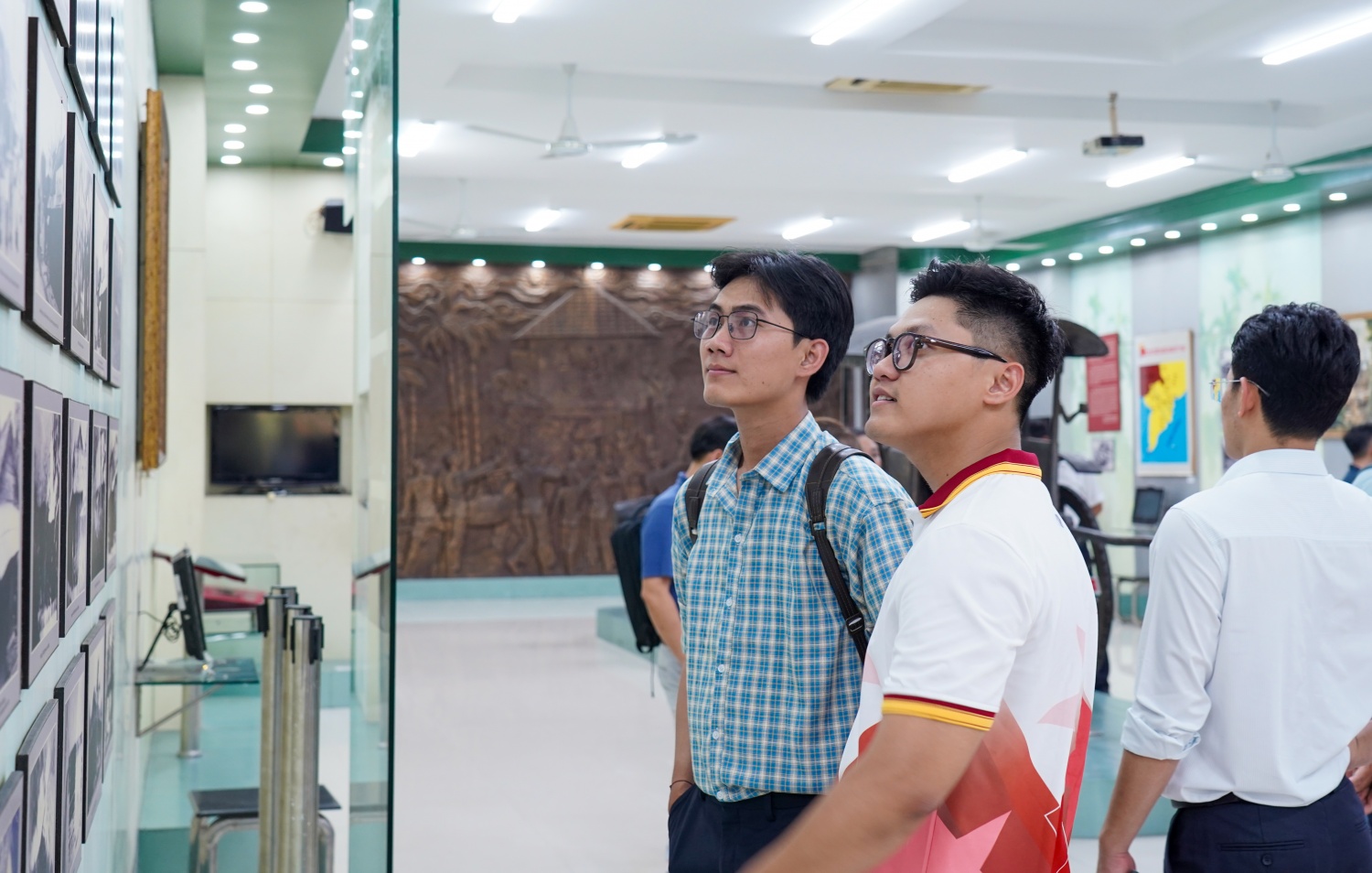 Học viên lớp bồi dưỡng nhận thức về Đảng năm 2026 học tập thực tế tại Ngã Ba Giồng