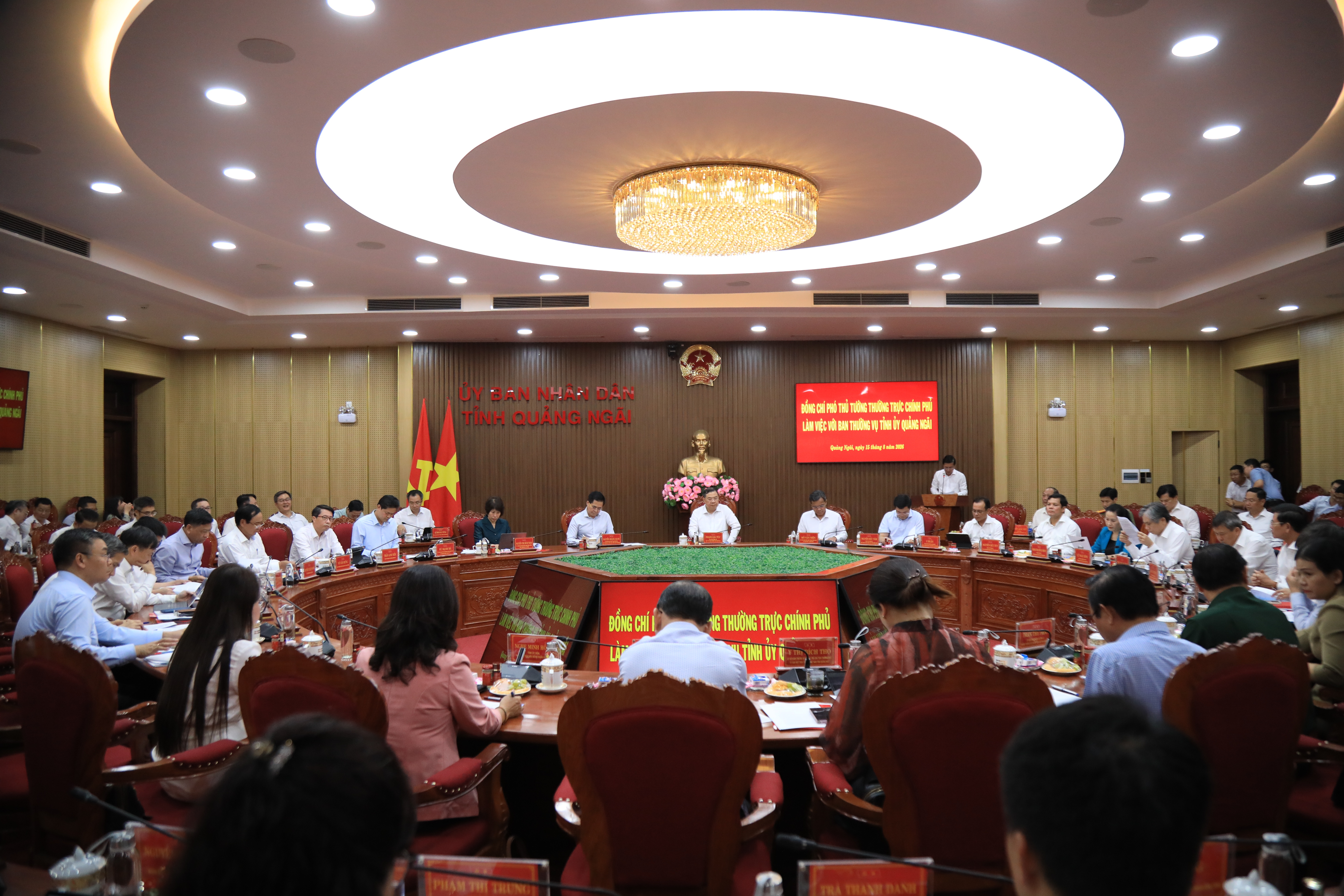 Phó Thủ tướng Thường trực Phạm Gia Túc: Tích cực chuẩn bị đầu tư Trung tâm lọc hóa dầu và năng lượng quốc gia tại KKT Dung Quất Phó Thủ tướng Thường trực Phạm Gia Túc: Tích cực chuẩn bị đầu tư Trung tâm lọc hóa dầu và năng lượng quốc gia tại KKT Dung Quất