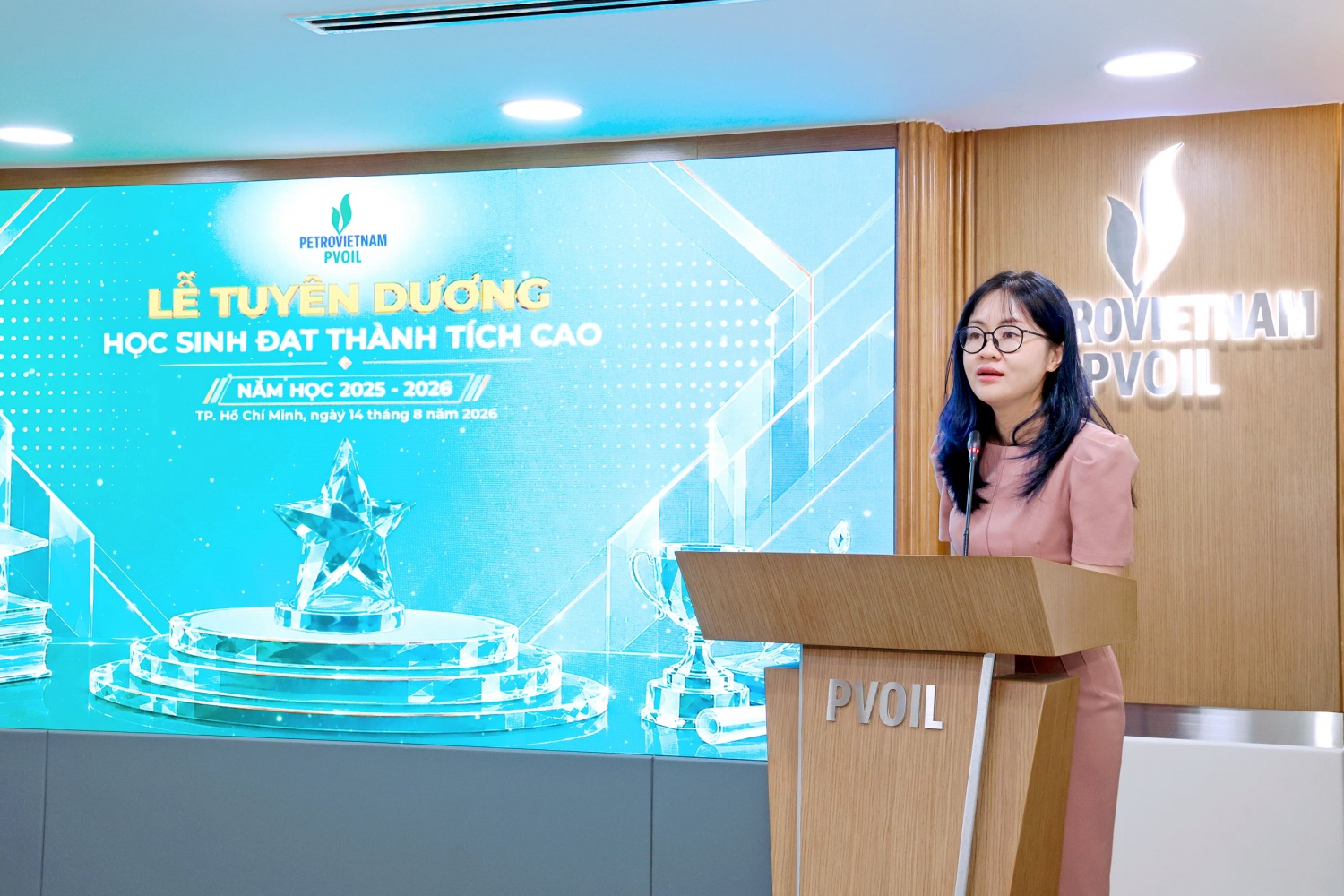 Bà Nguyễn Linh Giang - Phó Bí thư Đảng ủy, Thành viên HĐQT Tổng công ty Tổng công ty khen ngợi và động viên các cháu học sinh đạt thành tích cao Bà Nguyễn Linh Giang - Phó Bí thư Đảng ủy, Thành viên HĐQT Tổng công ty Tổng công ty khen ngợi và động viên các cháu học sinh đạt thành tích cao