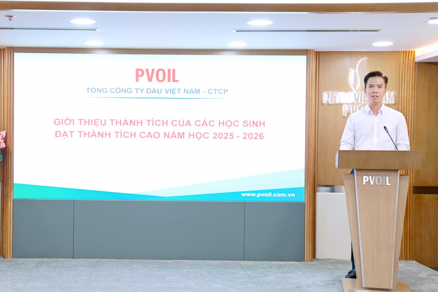 Ông Đỗ Thế Vinh - Bí thư Đoàn Thanh niên PVOIL giới thiệu thành tích của các học sinh Ông Đỗ Thế Vinh - Bí thư Đoàn Thanh niên PVOIL giới thiệu thành tích của các học sinh