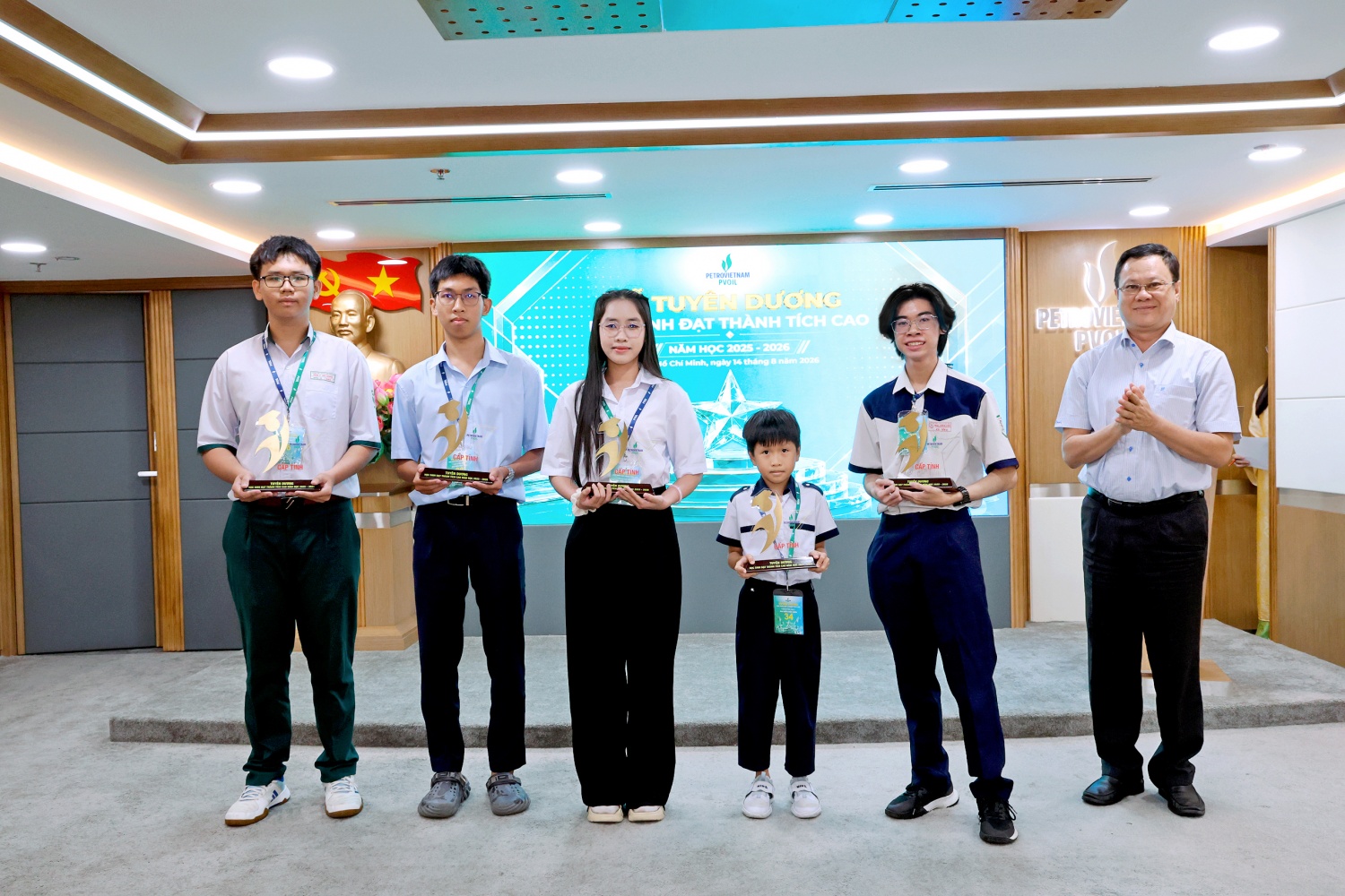 PVOIL tuyên dương các học sinh đạt thành tích cao, nâng bước thế hệ tương lai
