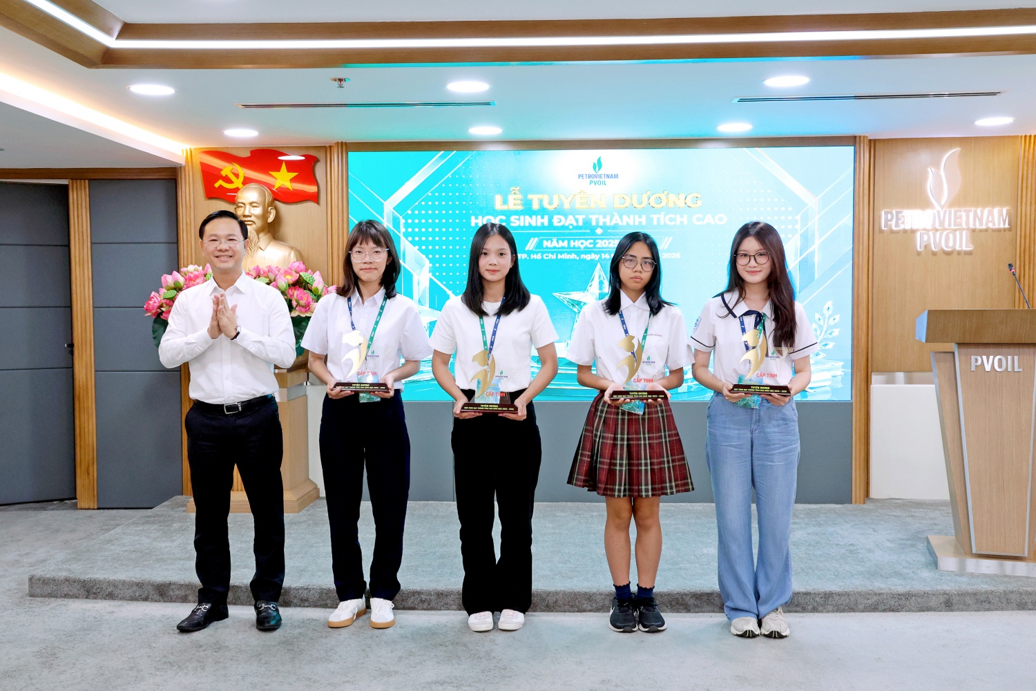 PVOIL tuyên dương các học sinh đạt thành tích cao, nâng bước thế hệ tương lai