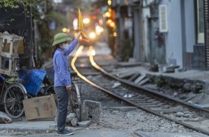 An toàn hành lang đường sắt Hà Nội: Vì sao chưa thể xử lý dứt điểm?