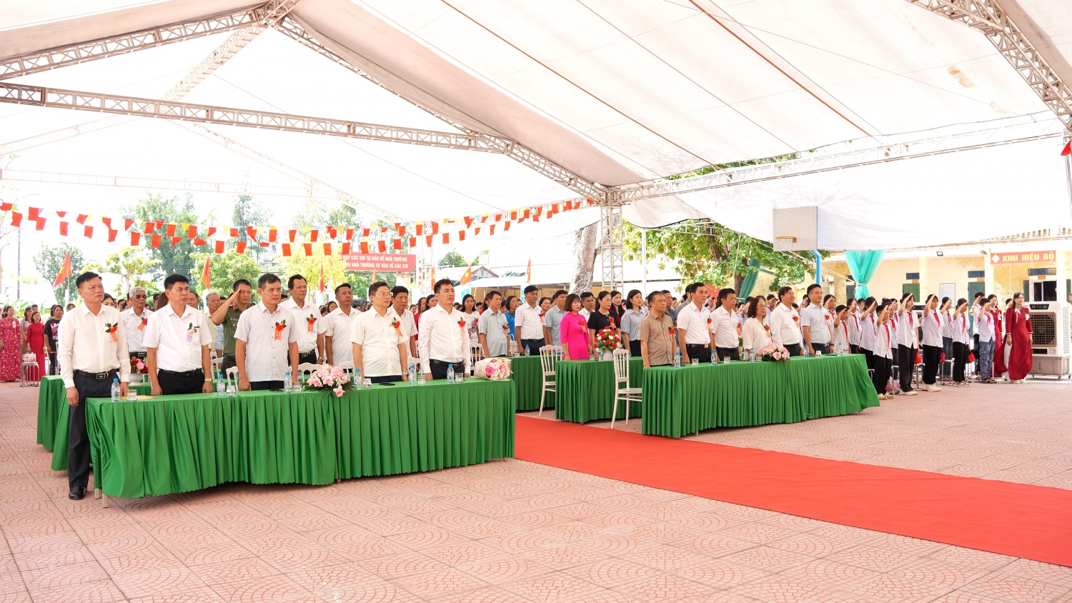 Các đại biểu tham dự Lễ khánh thành trường TH - THCS Hiệp Hòa (Hưng Yên)