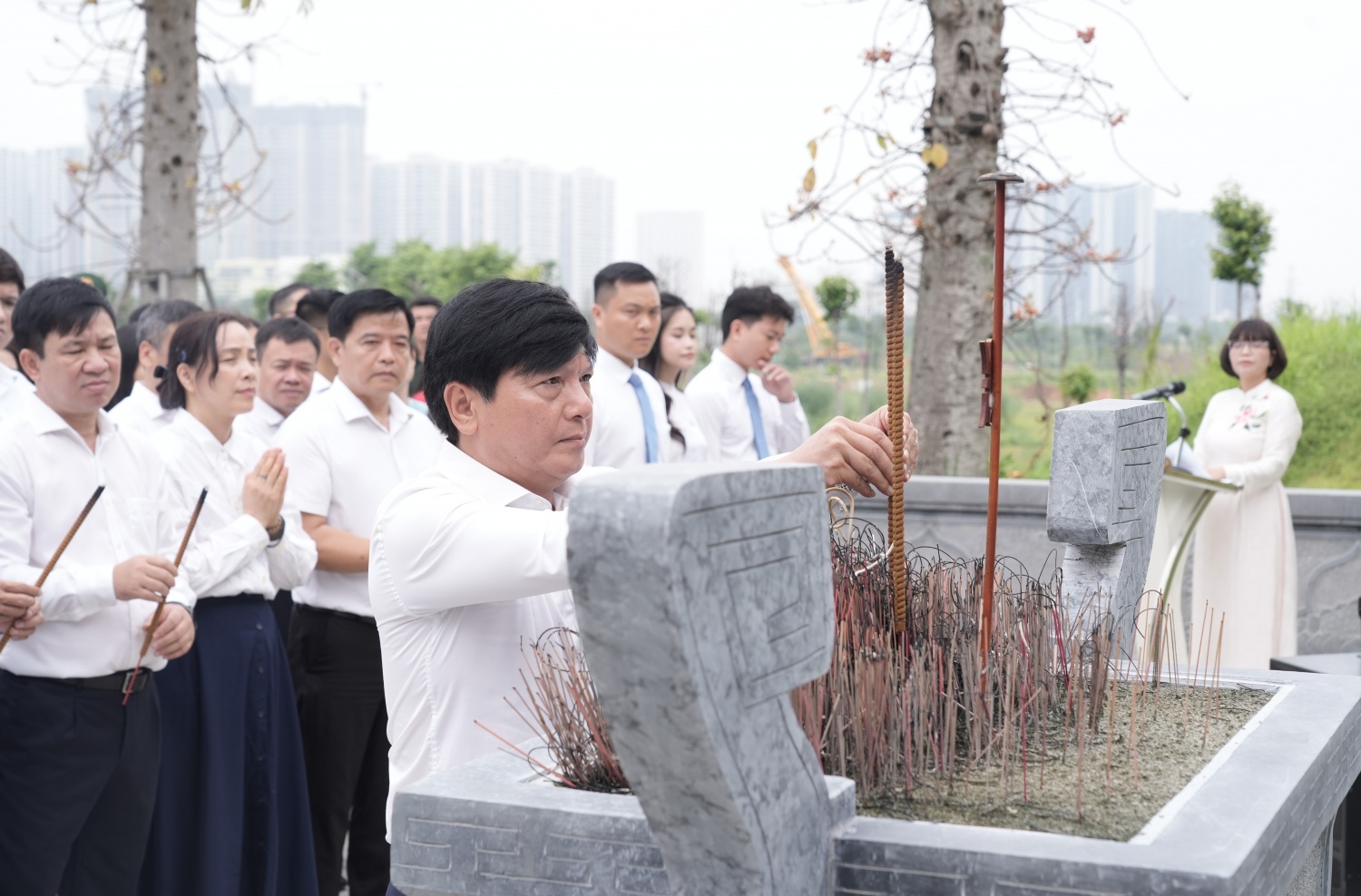 Đồng chí Lê Anh Chiến, Ủy viên Ban Chấp hành Đảng bộ Tập đoàn, Phó Trưởng ban phụ trách Ban Tuyên giáo và Dân vận Đảng ủy Tập đoàn thắp hương tưởng niệm các Anh hùng liệt sĩ