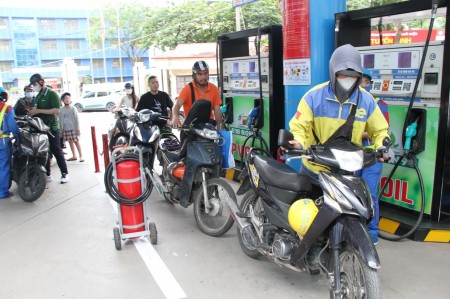 Giá xăng dầu tăng mạnh, dầu diesel thêm hơn 1.300 đồng/lít