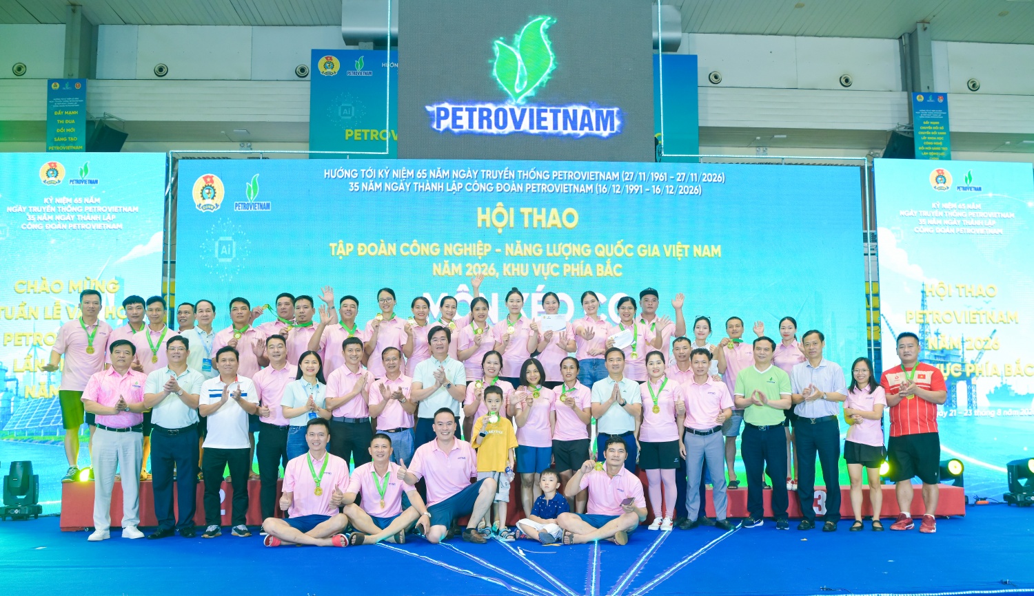 Trao giải môn kéo co. Trao giải môn kéo co.