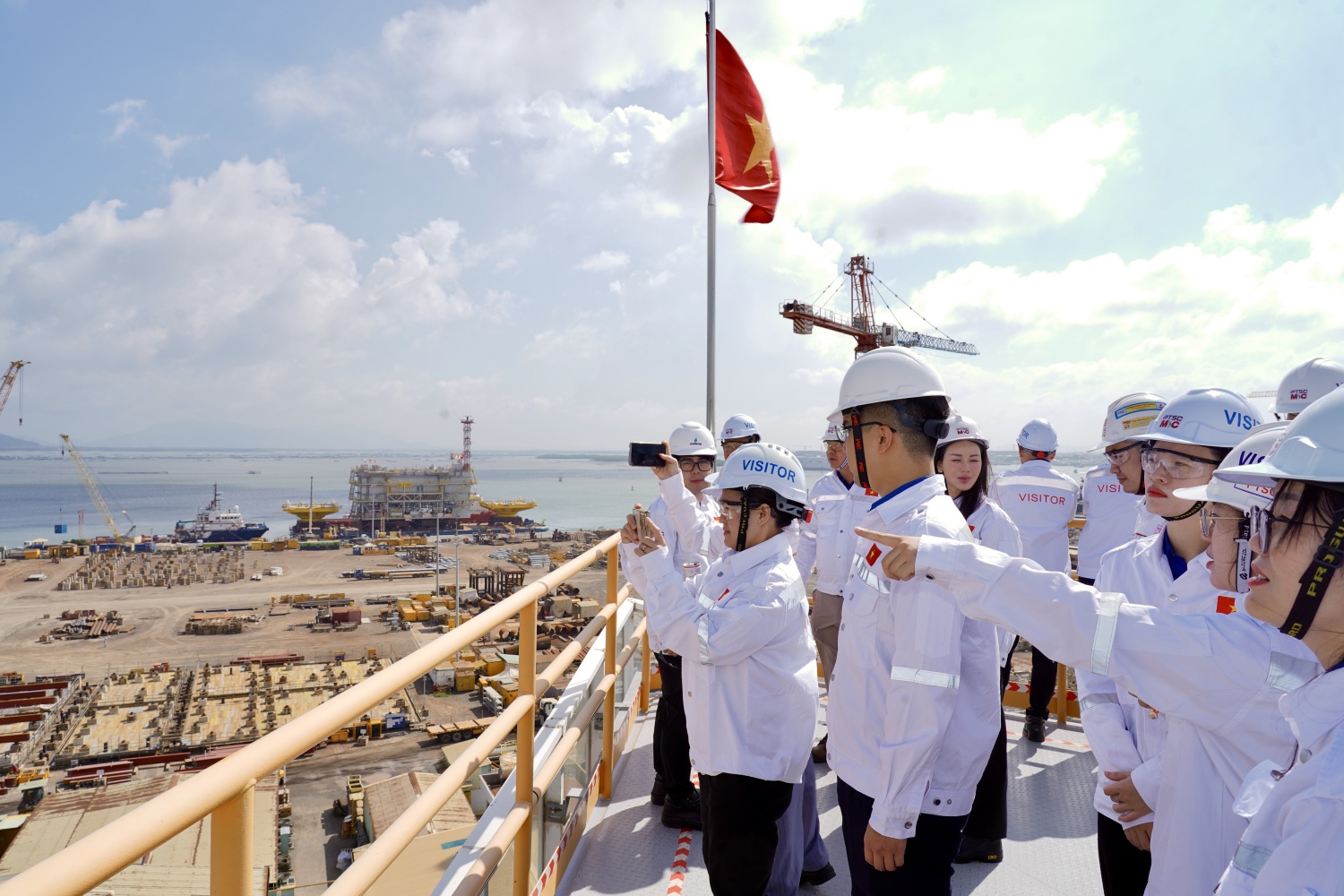 Tuổi trẻ Việt Nam - Lào tăng cường gắn kết, chia sẻ kinh nghiệm qua tìm hiểu thực tế tại PETROVIETNAM