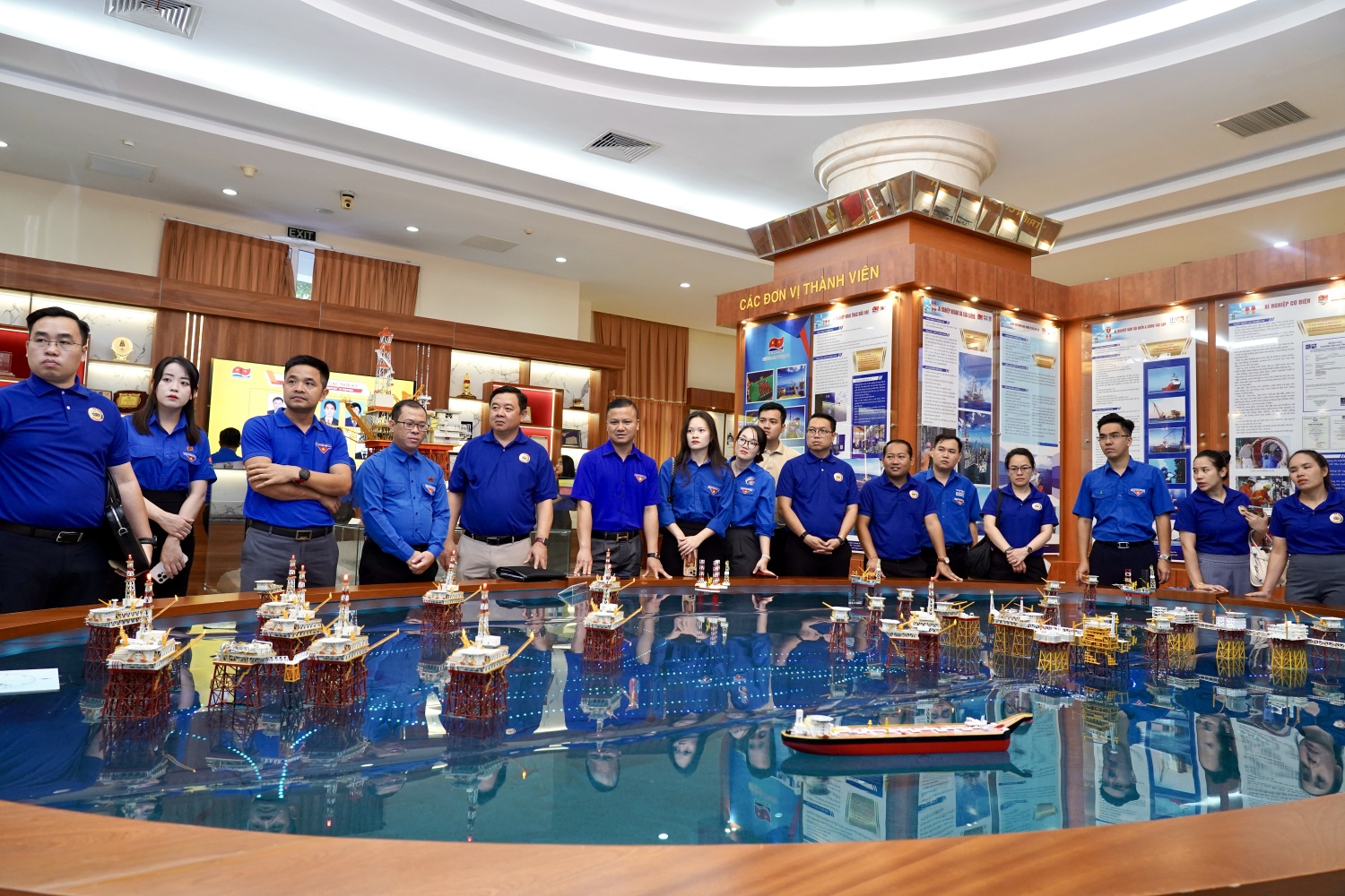 Tuổi trẻ Việt Nam - Lào tăng cường gắn kết, chia sẻ kinh nghiệm qua tìm hiểu thực tế tại PETROVIETNAM