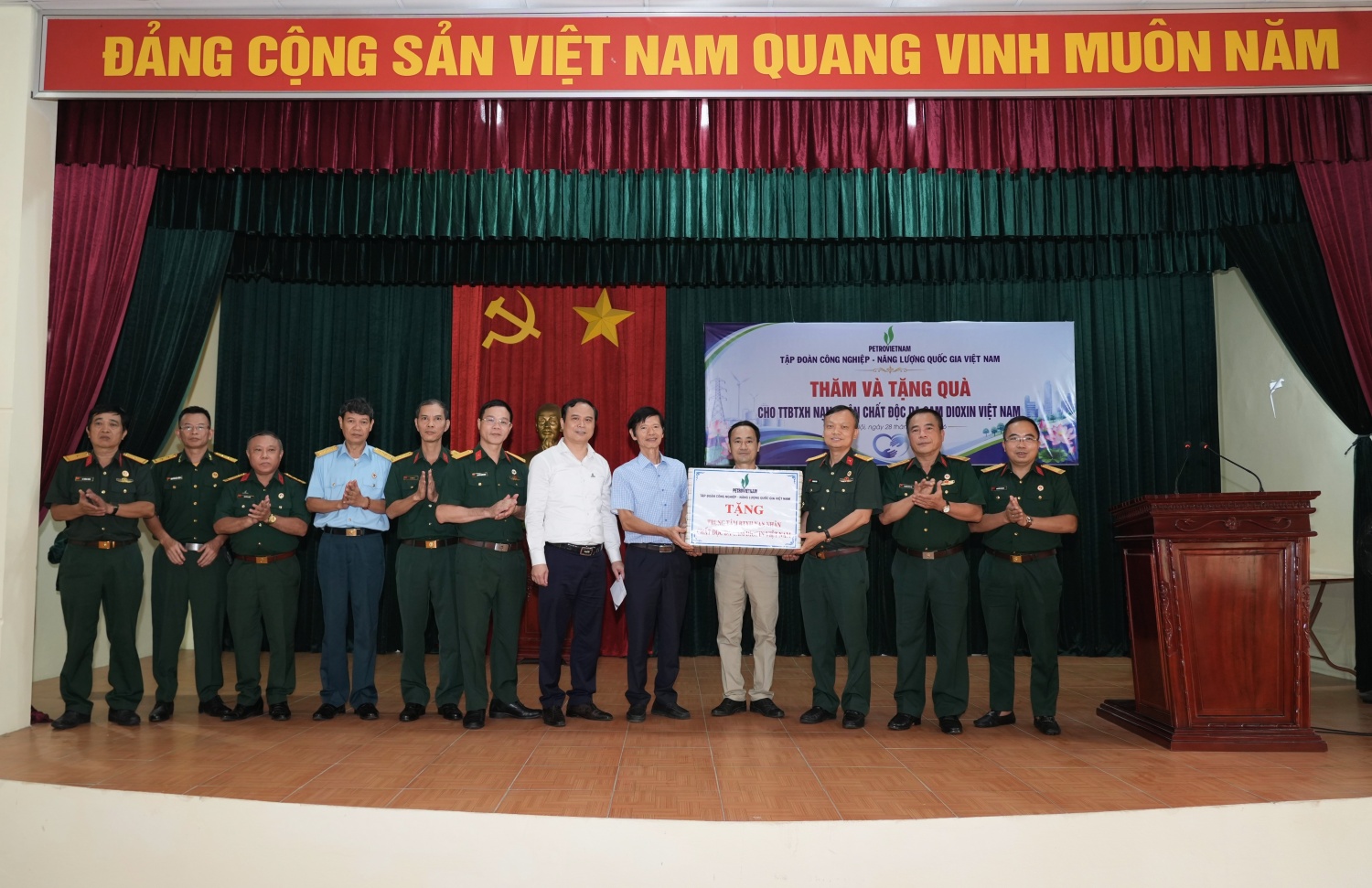 Hội CCB Bộ máy QL&ĐH PETROVIETNAM chung tay xoa dịu nỗi đau da cam