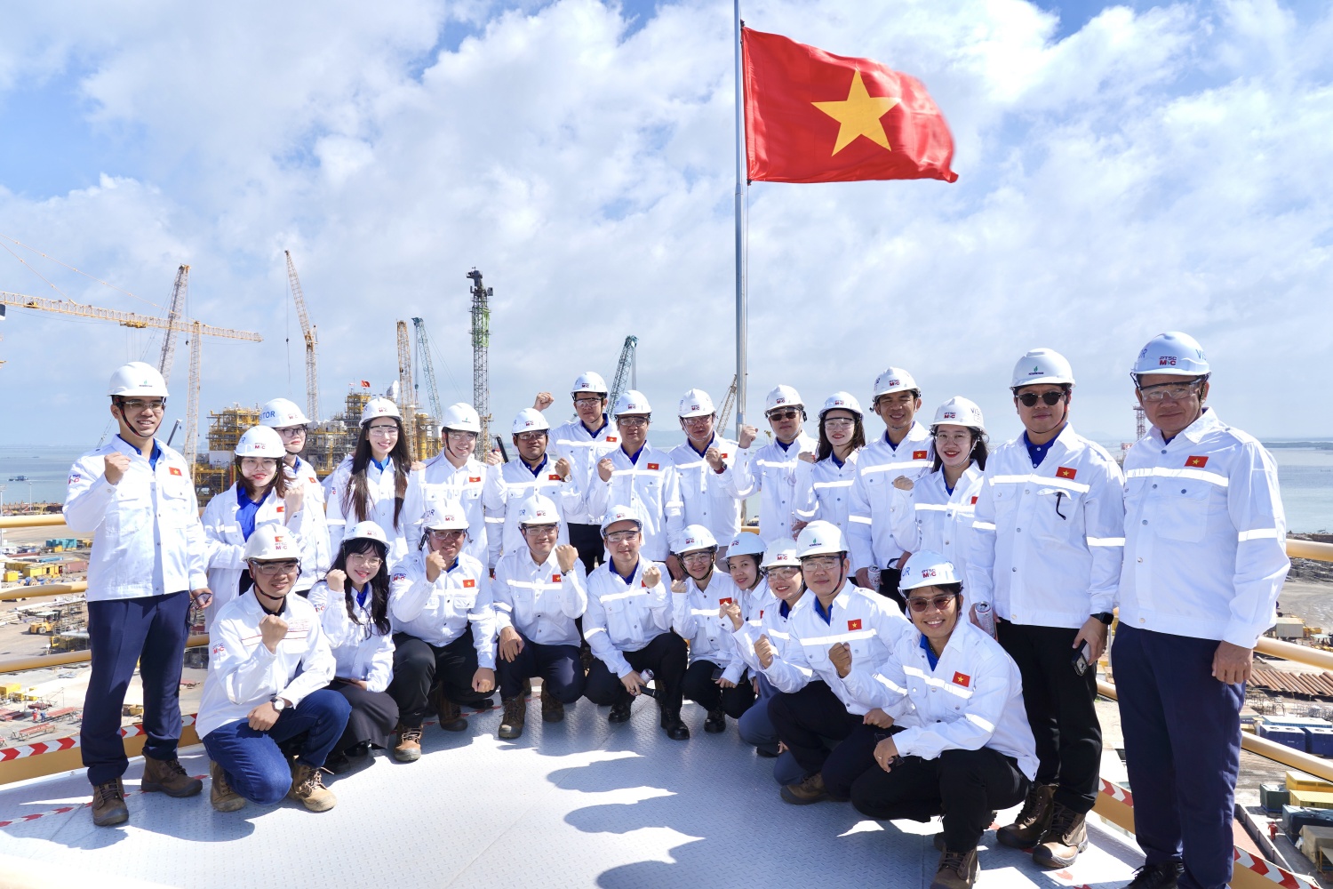 Tuổi trẻ Việt Nam   Lào tăng cường gắn kết, chia sẻ kinh nghiệm qua tìm hiểu thực tế tại PETROVIETNAM