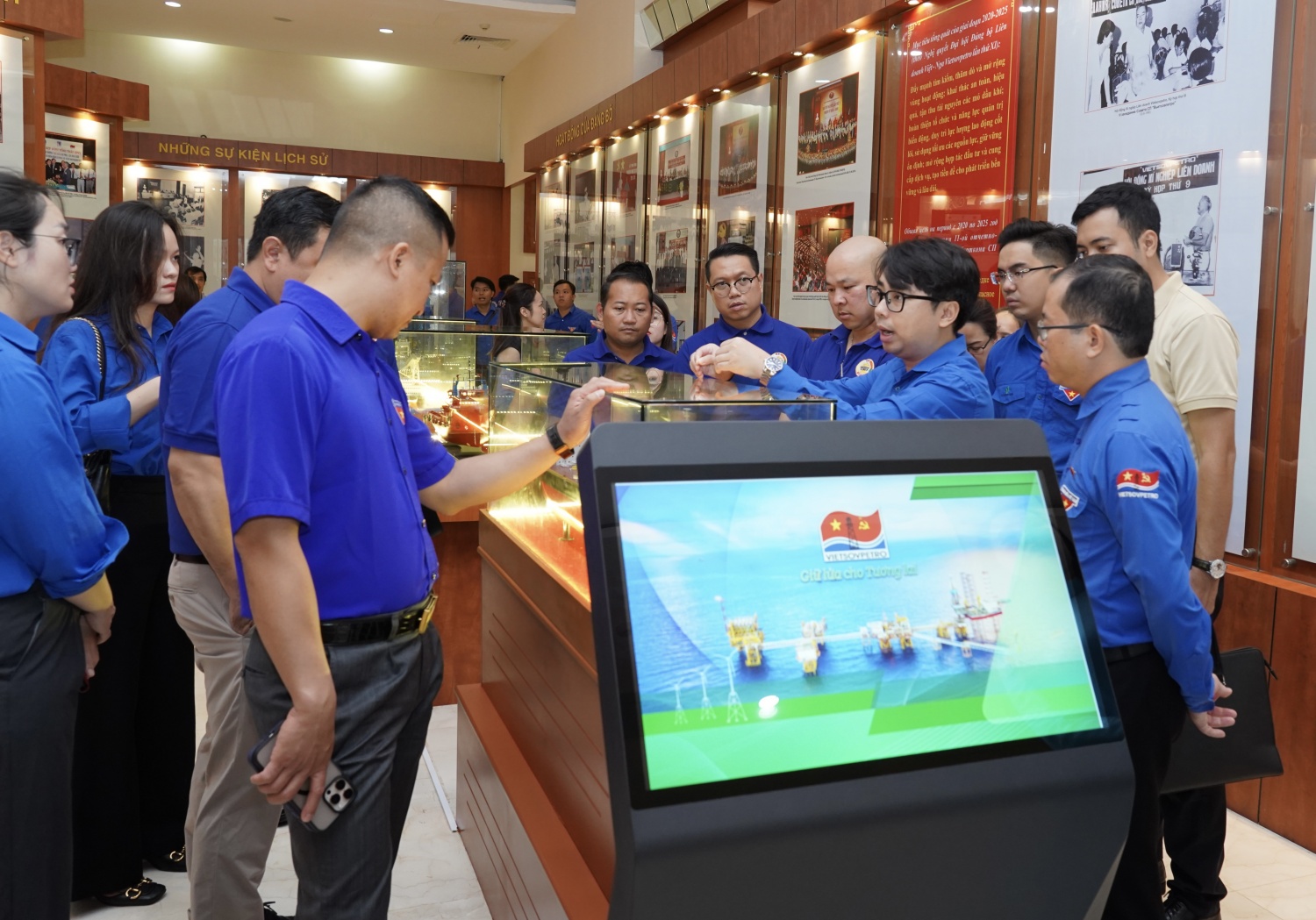 Tuổi trẻ Việt Nam   Lào tăng cường gắn kết, chia sẻ kinh nghiệm qua tìm hiểu thực tế tại PETROVIETNAM