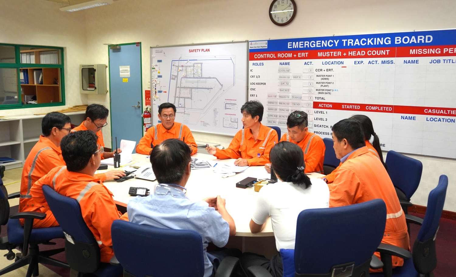 Cán bộ công nhân viên, người lao động PV GAS trao đổi tại phòng điều khiển, chủ động kiểm soát rủi ro trong hoạt động vận hành Cán bộ công nhân viên, người lao động PV GAS trao đổi tại phòng điều khiển, chủ động kiểm soát rủi ro trong hoạt động vận hành
