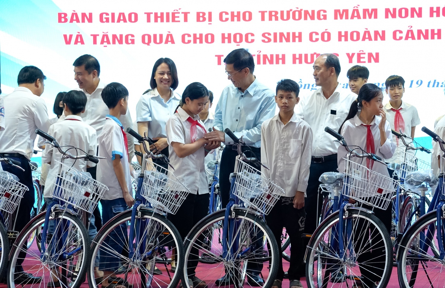PETROVIETNAM “Thắp sáng niềm tin, nâng bước em đến trường”