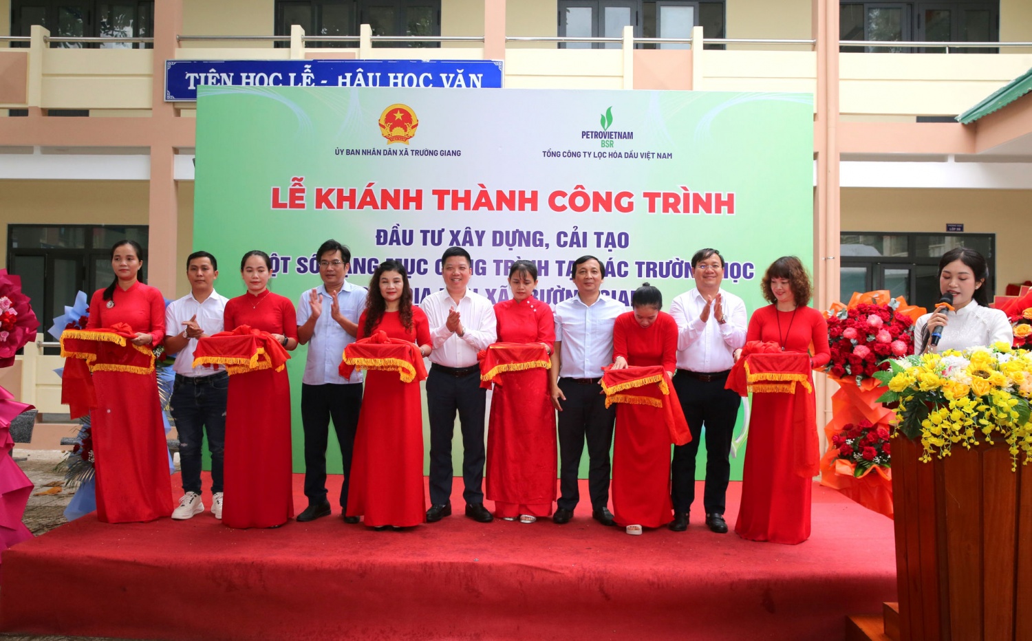 PETROVIETNAM “Thắp sáng niềm tin, nâng bước em đến trường”