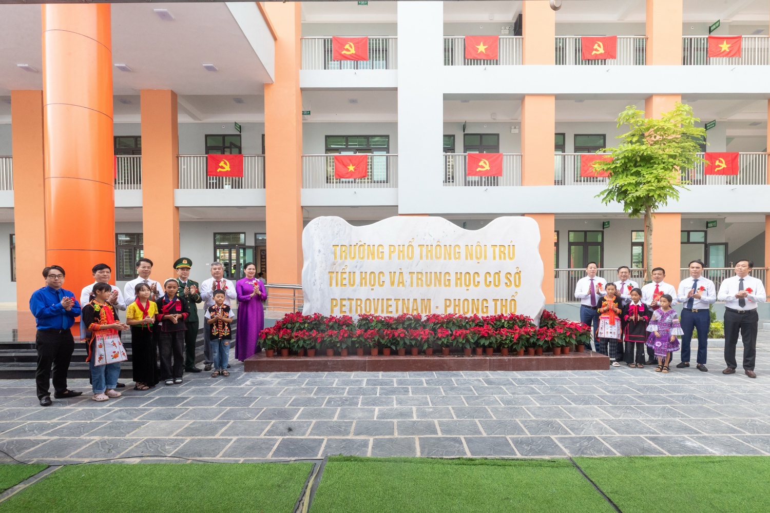 Niềm vui nơi ngôi trường mới giữa núi rừng Phong Thổ
