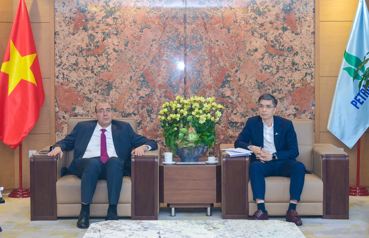  Phó Tổng Giám đốc Petrovietnam Vũ Đào Minh trao đổi với Ngài Alsudik S S Ali