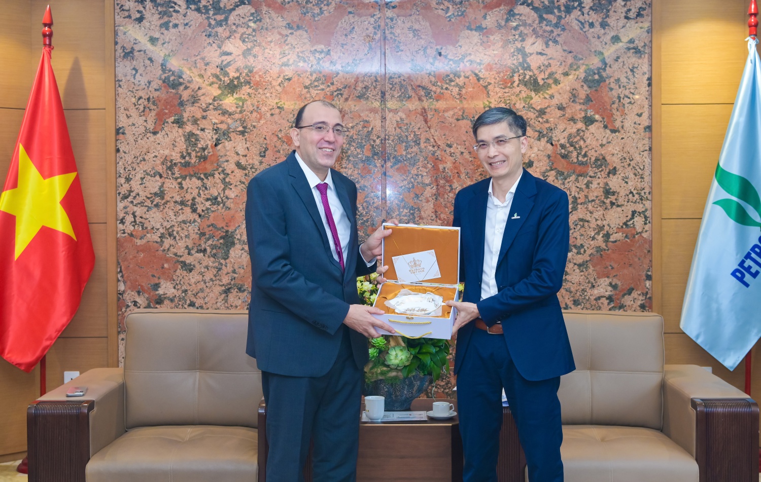 Phó Tổng Giám đốc Petrovietnam Vũ Đào Minh tặng quà lưu niệm cho Ngài Alsudik S S Ali