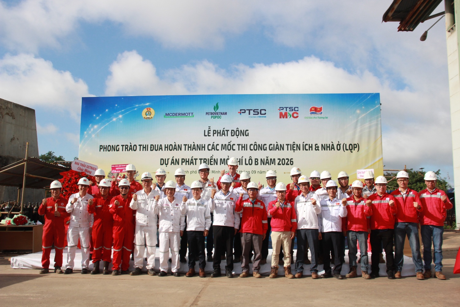 Phát động thi đua cao điểm hoàn thành thi công Giàn tiện ích và nhà ở Dự án Phát triển mỏ Khí Lô B Phát động thi đua cao điểm hoàn thành thi công Giàn tiện ích và nhà ở Dự án Phát triển mỏ Khí Lô B