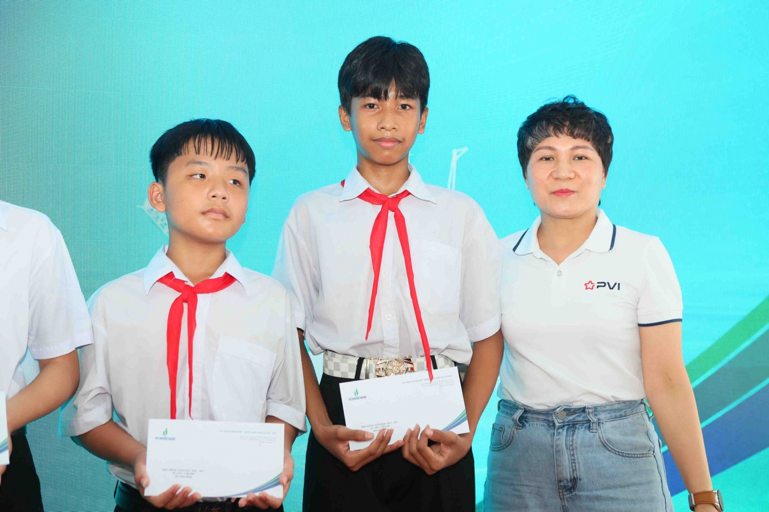 Em Danh Sơn Tính – học sinh lớp 8B5, Trường THCS Lý Sơn (đứng giữa) bày tỏ niềm vui và hạnh phúc khi đón nhận phần học bổng do PETROVIETNAM tài trợ. Em Danh Sơn Tính – học sinh lớp 8B5, Trường THCS Lý Sơn (đứng giữa) bày tỏ niềm vui và hạnh phúc khi đón nhận phần học bổng do PETROVIETNAM tài trợ.