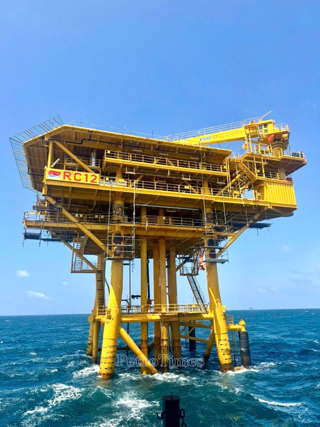 Vietsovpetro đón dòng dầu đầu tiên từ giàn RC12 Vietsovpetro đón dòng dầu đầu tiên từ giàn RC12