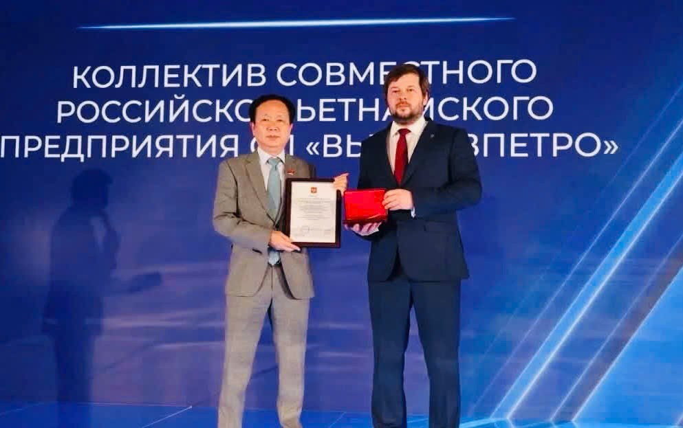Vietsovpetro nhận phần thưởng cao quý tại Liên bang Nga Vietsovpetro nhận phần thưởng cao quý tại Liên bang Nga