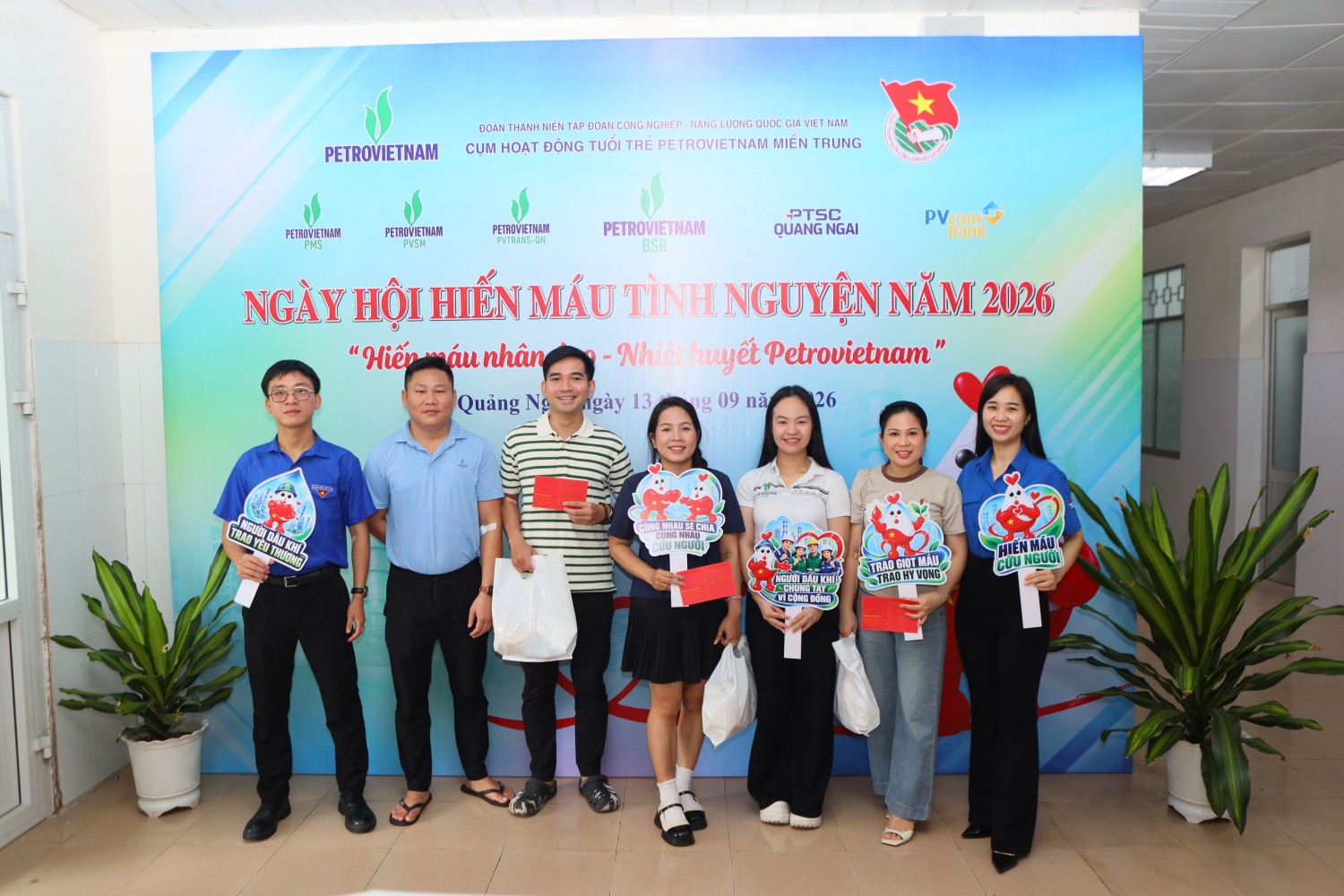 Các đoàn viên thanh niên PMS hào hứng tham gia hiến máu với hy vọng sẽ góp phần giúp đỡ nhiều bệnh nhân.